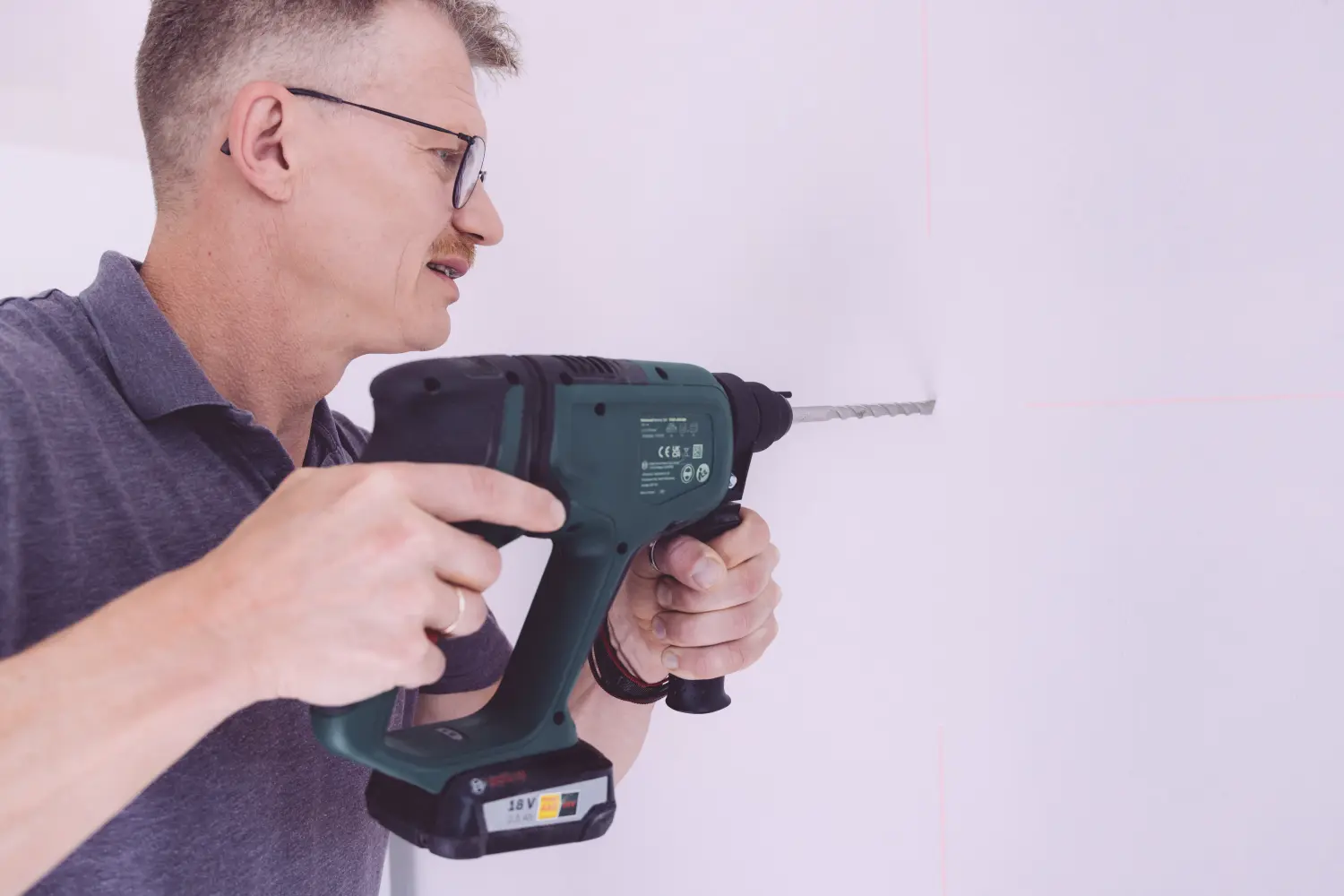 Mathias Biermann bohrt von Hausmannsarbeiten Mathias Biermann